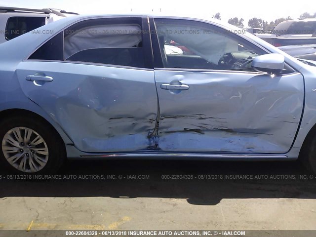 4T1BD1FK1DU074887 - 2013 TOYOTA CAMRY HYBRID/LE/XLE 浅蓝色 照片 6