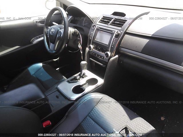 4T1BF1FK2CU546443 - 2012 TOYOTA CAMRY SE/LE/XLE WHITE photo 5