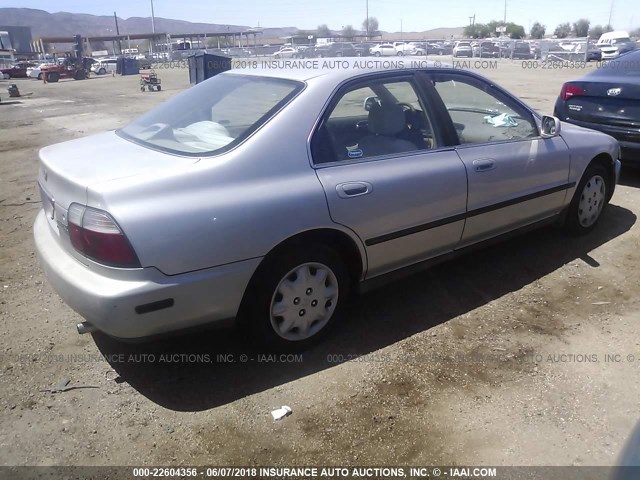 1HGCD5639VA020976 - 1997 HONDA ACCORD LX/EX SILVER photo 4