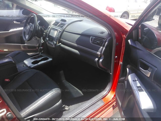 4T1BF1FKXCU624306 - 2012 TOYOTA CAMRY SE/LE/XLE წითელი ფოტო 5