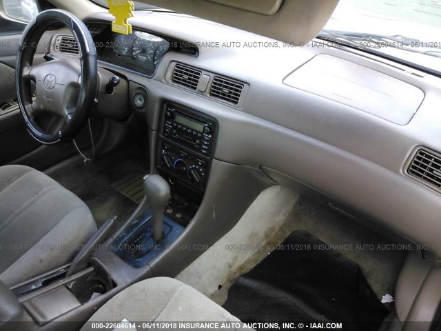 4T1BG22K4YU682332 - 2000 TOYOTA CAMRY CE/LE/XLE ოქროსფერი ფოტო 5