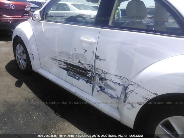 3VWRG3AG5AM013306 - 2010 VOLKSWAGEN NEW BEETLE 白色 照片 6