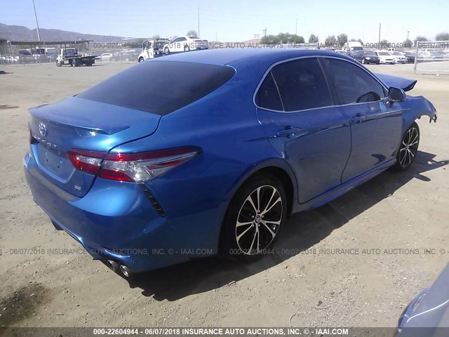 4T1B11HK0JU031725 - 2018 TOYOTA CAMRY L/LE/XLE/SE/XSE BLUE photo 4