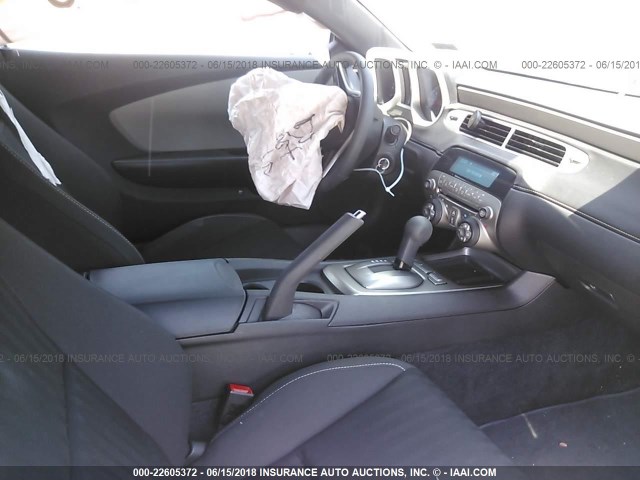 2G1FA1E38D9181644 - 2013 CHEVROLET CAMARO LS ნაცრისფერი ფოტო 5