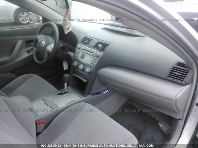 4T1BF3EK1AU116249 - 2010 TOYOTA CAMRY SE/LE/XLE 银色 照片 5