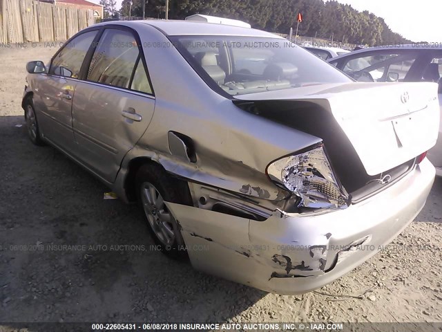 JTDBE30K930197512 - 2003 TOYOTA CAMRY LE/XLE Silber Foto 3