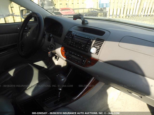 JTDBE30K930197512 - 2003 TOYOTA CAMRY LE/XLE Silber Foto 5