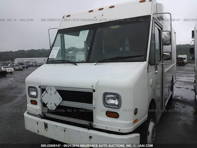 4UZA4FF48YCF81620 - 2000 FREIGHTLINER CHASSIS M LINE WALK-IN VAN WHITE photo 2