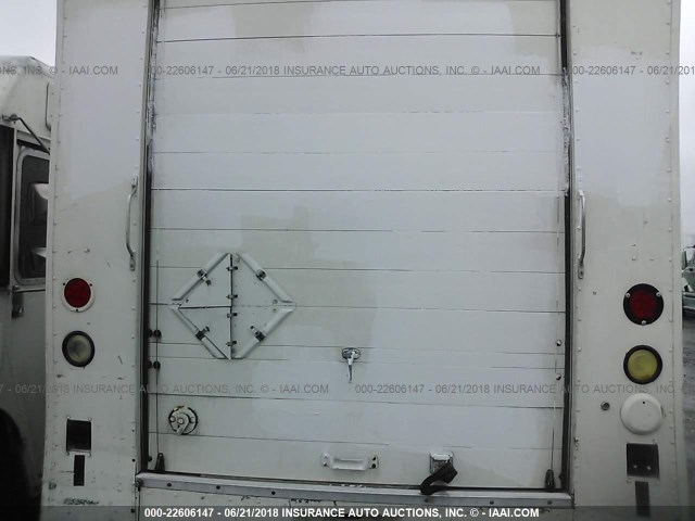 4UZA4FF48YCF81620 - 2000 FREIGHTLINER CHASSIS M LINE WALK-IN VAN WHITE photo 7