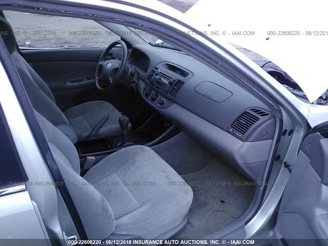 JTDBE32K530163015 - 2003 TOYOTA CAMRY LE/XLE SILVER photo 5