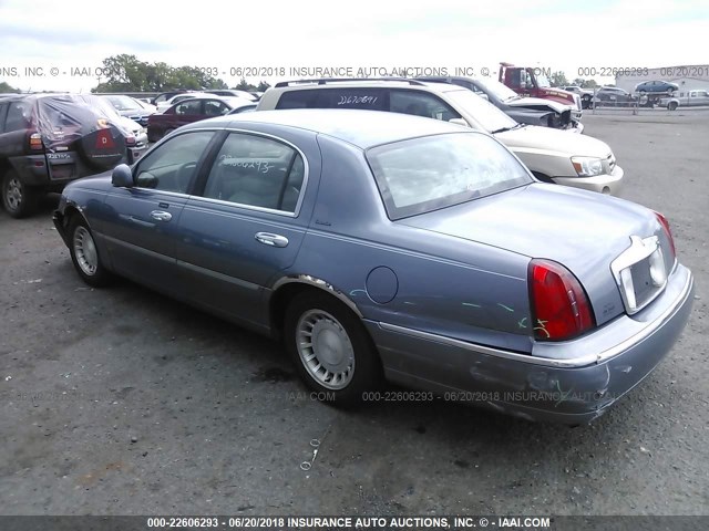 1LNHM81WXYY844872 - 2000 LINCOLN TOWN CAR EXECUTIVE Light Blue photo 3