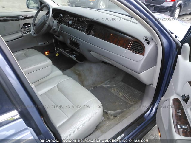 1LNHM81WXYY844872 - 2000 LINCOLN TOWN CAR EXECUTIVE Light Blue photo 5