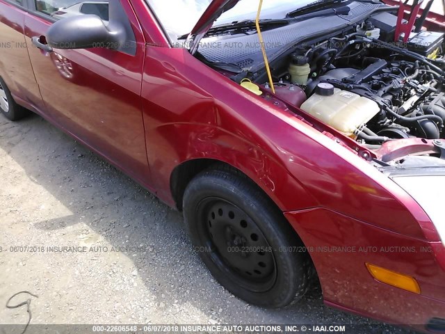 1FAFP34N05W190664 - 2005 FORD FOCUS ZX4 RED photo 6