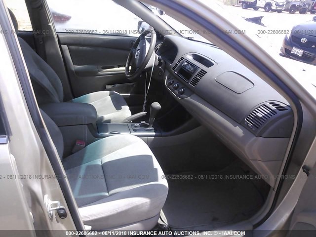 4T1BE32K04U891136 - 2004 TOYOTA CAMRY LE/XLE/SE ვერცხლისფერი ფოტო 5