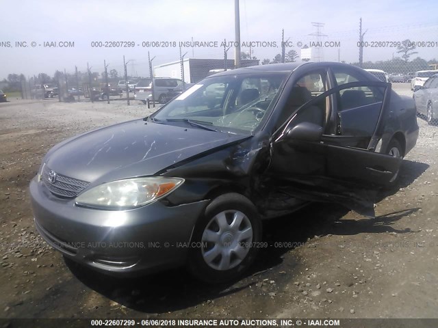 4T1BE32K34U856218 - 2004 TOYOTA CAMRY LE/XLE/SE ნაცრისფერი ფოტო 2