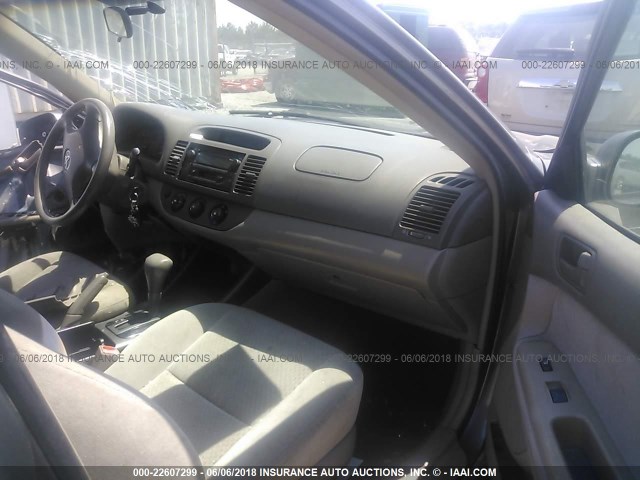 4T1BE32K34U856218 - 2004 TOYOTA CAMRY LE/XLE/SE ნაცრისფერი ფოტო 5