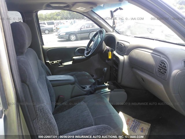 1GNDS13S022237603 - 2002 CHEVROLET TRAILBLAZER  GRAY photo 5