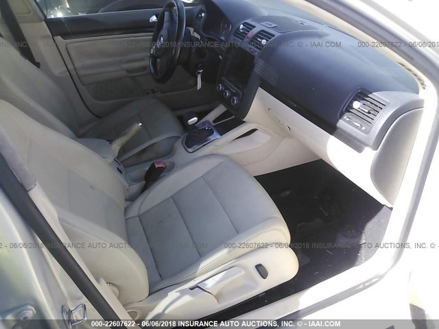 3VWRX7AJ6AM065353 - 2010 VOLKSWAGEN JETTA SE/SEL SILVER photo 5