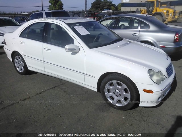 WDBRF64J65F599789 - 2005 MERCEDES-BENZ C 320 WHITE photo 1