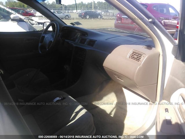 JT2BG22K5X0336132 - 1999 TOYOTA CAMRY LE/XLE Weiß Foto 5