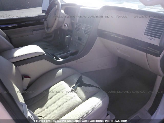 5LMEU88H64ZJ46254 - 2004 LINCOLN AVIATOR 白色 照片 5