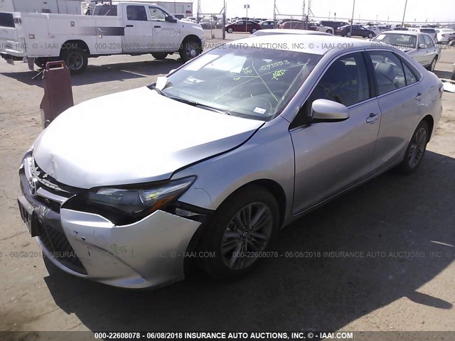 4T1BF1FK1HU740789 - 2017 TOYOTA CAMRY LE/XLE/SE/XSE SILVER photo 2