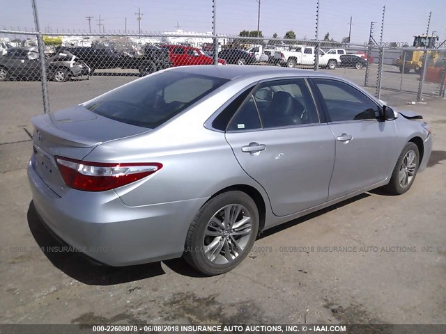 4T1BF1FK1HU740789 - 2017 TOYOTA CAMRY LE/XLE/SE/XSE SILVER photo 4