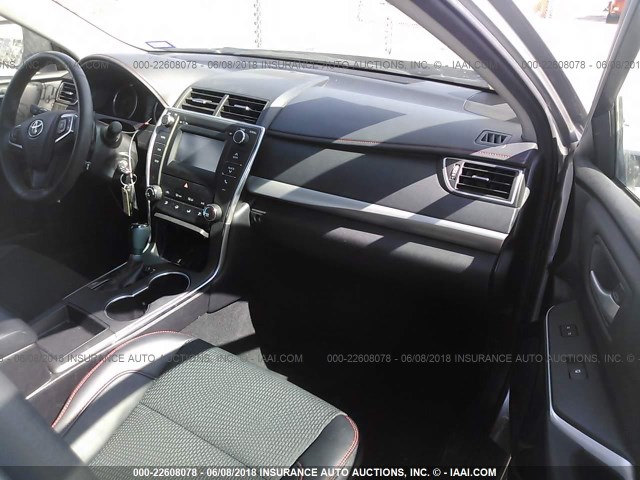 4T1BF1FK1HU740789 - 2017 TOYOTA CAMRY LE/XLE/SE/XSE SILVER photo 5