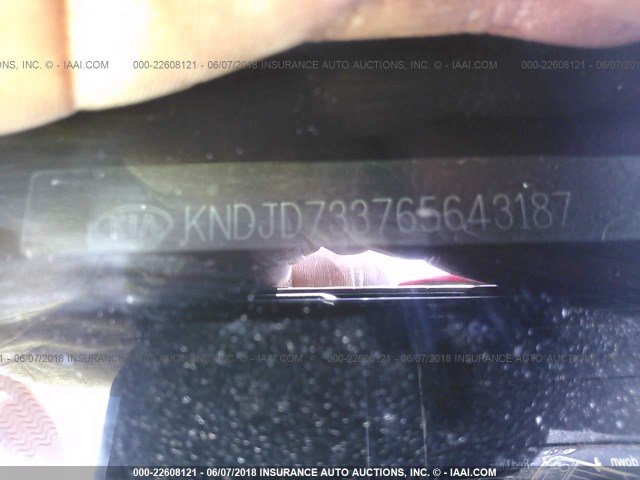 KNDJD733765643187 - 2006 KIA SORENTO EX/LX SILVER photo 9