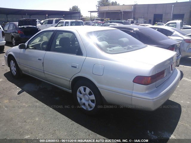 JT2BG22K0Y0471021 - 2000 TOYOTA CAMRY CE/LE/XLE SILVER photo 3