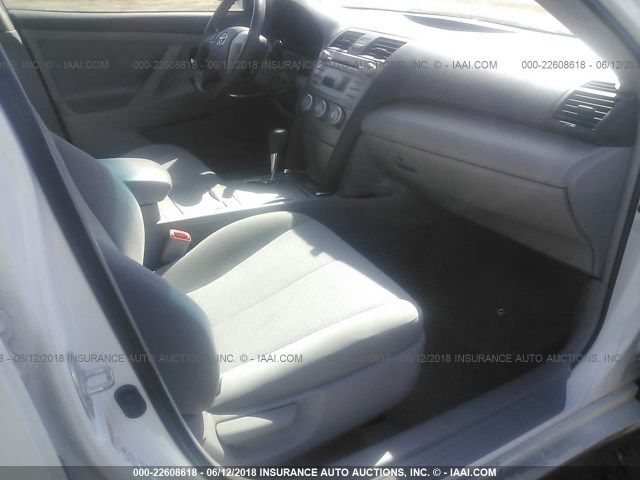 4T1BF3EK4BU669785 - 2011 TOYOTA CAMRY SE/LE/XLE თეთრი ფოტო 5