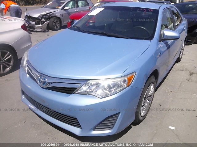 4T1BD1FK3CU049293 - 2012 TOYOTA CAMRY HYBRID/LE/XLE 浅蓝色 照片 2