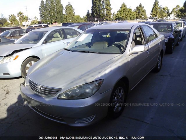 4T1BF30K75U592096 - 2005 TOYOTA CAMRY LE/XLE/SE ვერცხლისფერი ფოტო 2