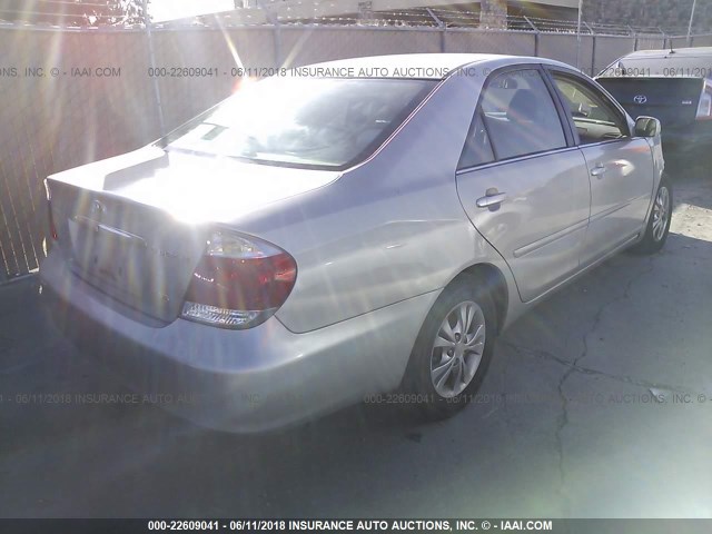 4T1BF30K75U592096 - 2005 TOYOTA CAMRY LE/XLE/SE ვერცხლისფერი ფოტო 4