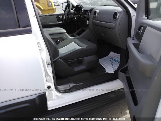 1FMRU15W44LA33596 - 2004 FORD EXPEDITION XLT თეთრი ფოტო 5