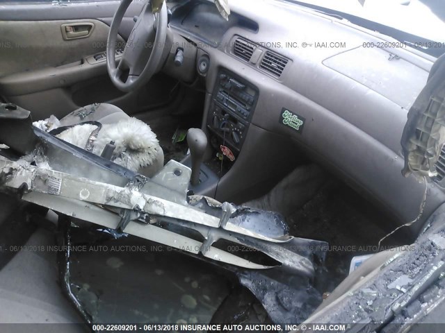 4T1BG22K3VU122619 - 1997 TOYOTA CAMRY CE/LE/XLE WHITE photo 5