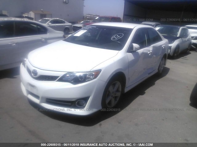 4T1BF1FK2EU332040 - 2014 TOYOTA CAMRY L/SE/LE/XLE WHITE photo 2