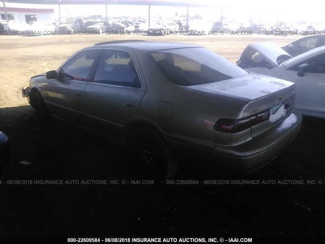 JT2BG22K8X0266710 - 1999 TOYOTA CAMRY LE/XLE GOLD photo 3
