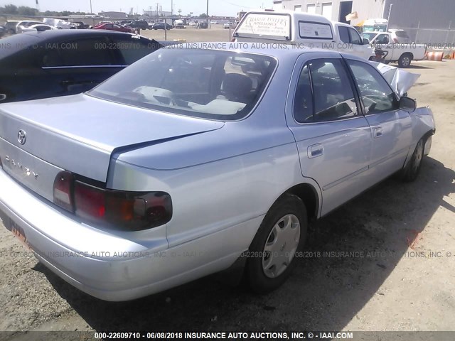 4T1BG12KXTU739734 - 1996 TOYOTA CAMRY DX/LE/XLE BLUE photo 4