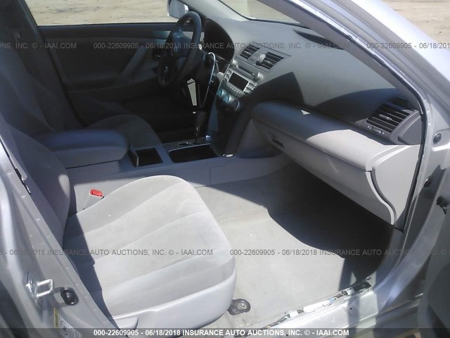 4T4BF3EKXBR207740 - 2011 TOYOTA CAMRY SE/LE/XLE 银色 照片 5