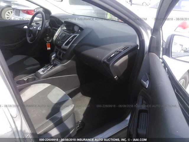 1FADP3F29EL241414 - 2014 FORD FOCUS SE SILVER photo 5