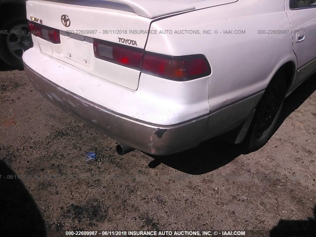 JT2BG28K7X0367809 - 1999 TOYOTA CAMRY LE/XLE 白色 照片 6