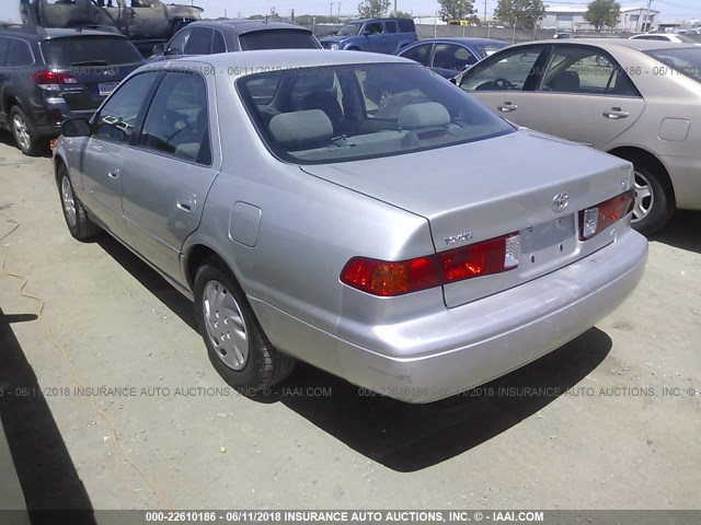 JT2BF22K2Y0238678 - 2000 TOYOTA CAMRY CE/LE/XLE SILVER photo 3