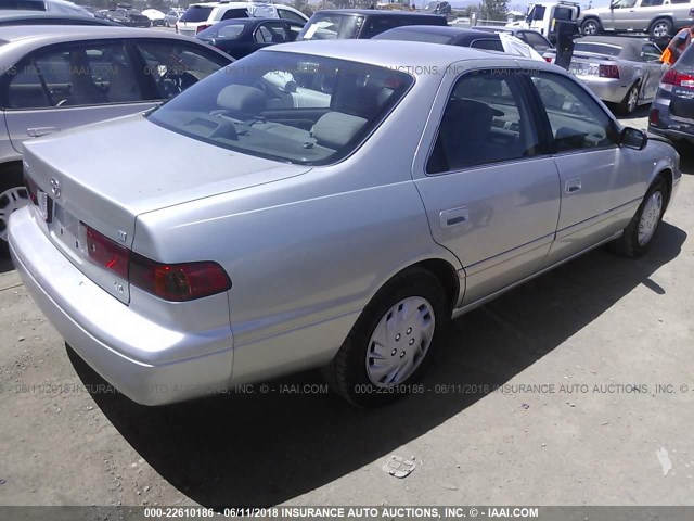 JT2BF22K2Y0238678 - 2000 TOYOTA CAMRY CE/LE/XLE SILVER photo 4