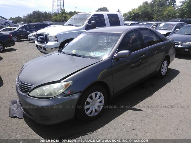 4T1BE30K05U984713 - 2005 TOYOTA CAMRY LE/XLE/SE GRAY photo 2