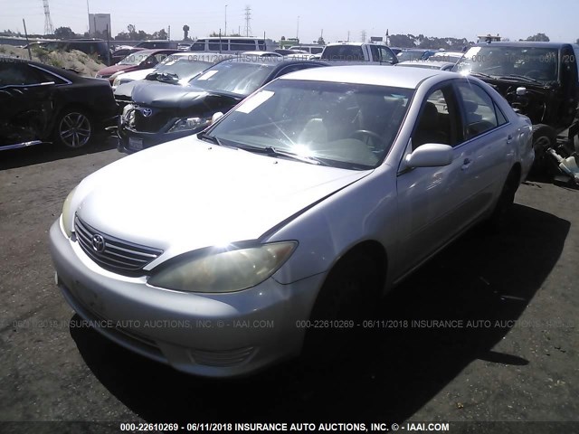 4T1BE32K56U737816 - 2006 TOYOTA CAMRY LE/XLE/SE ვერცხლისფერი ფოტო 2