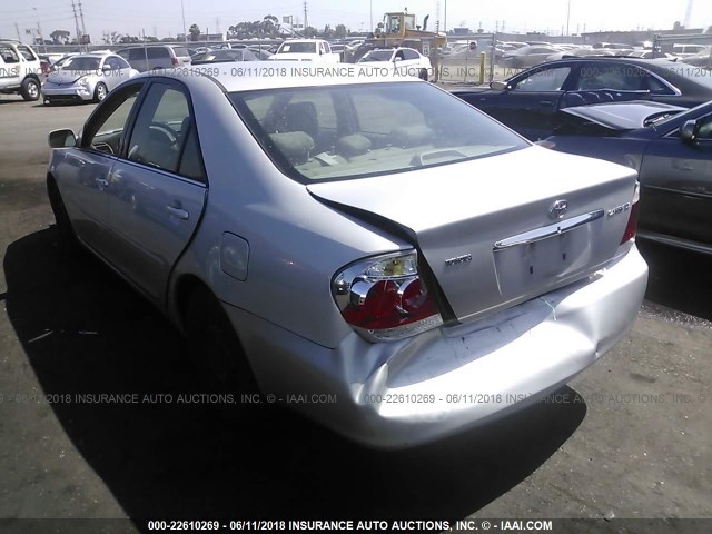4T1BE32K56U737816 - 2006 TOYOTA CAMRY LE/XLE/SE ვერცხლისფერი ფოტო 3