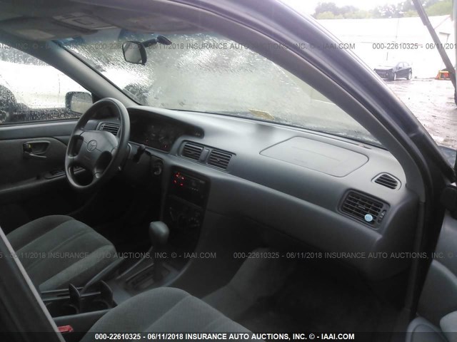 4T1BF22K11U962816 - 2001 TOYOTA CAMRY LE/XLE 蓝色 照片 5