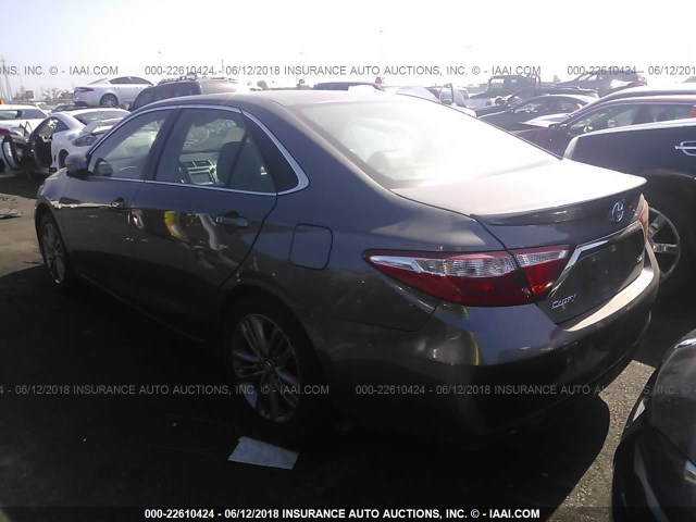 4T1BF1FK0GU189012 - 2016 TOYOTA CAMRY LE/XLE/SE/XSE GRAY photo 3