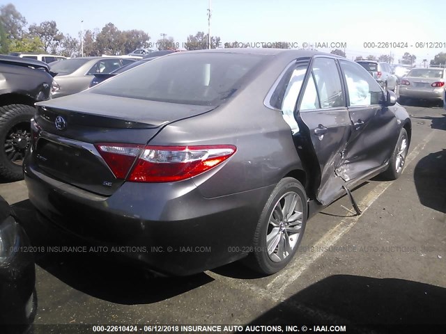 4T1BF1FK0GU189012 - 2016 TOYOTA CAMRY LE/XLE/SE/XSE GRAY photo 4